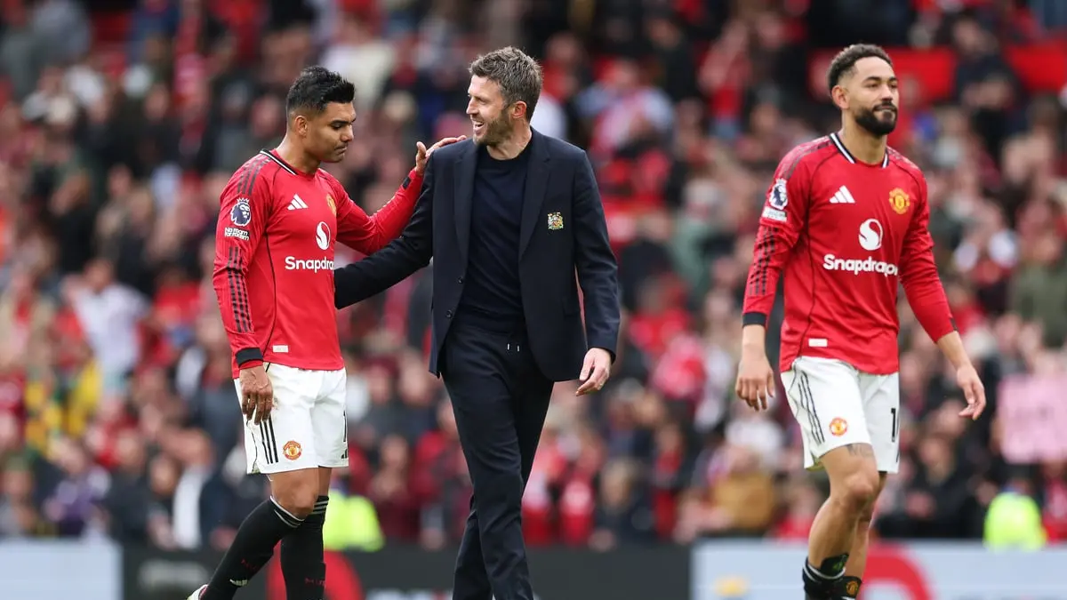 Michael Carrick mendapat dukungan dari Wayne Rooney untuk dipermanenkan sebagai manajer Manchester United setelah sukses membawa MU kembali ke Liga Champions.