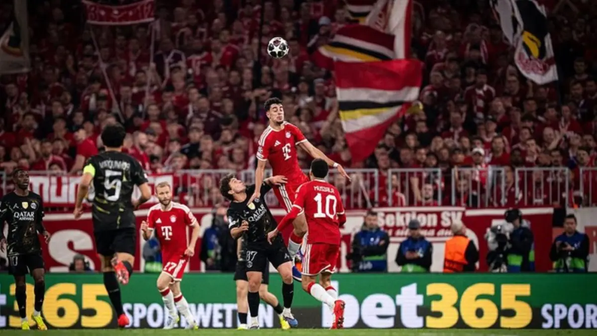 Pemain PSG merayakan keberhasilan lolos ke final Liga Champions usai menahan imbang Bayern Munich 1-1 di Allianz Arena, Kamis (7/5/2026).