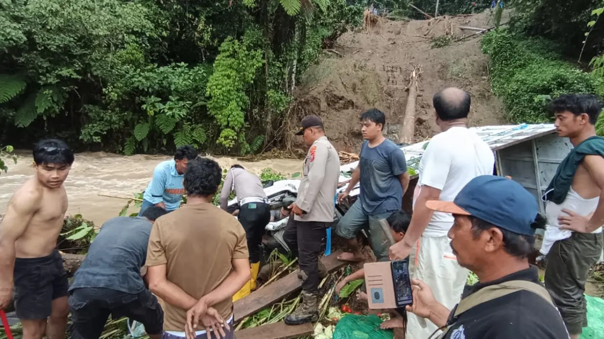 Petugas dan warga mengevakuasi korban tanah longsor di Desa Hutabarat, Kecamatan Pahae Julu, Kabupaten Tapanuli Utara, setelah sebuah mobil pikap terseret ke sungai akibat longsor.