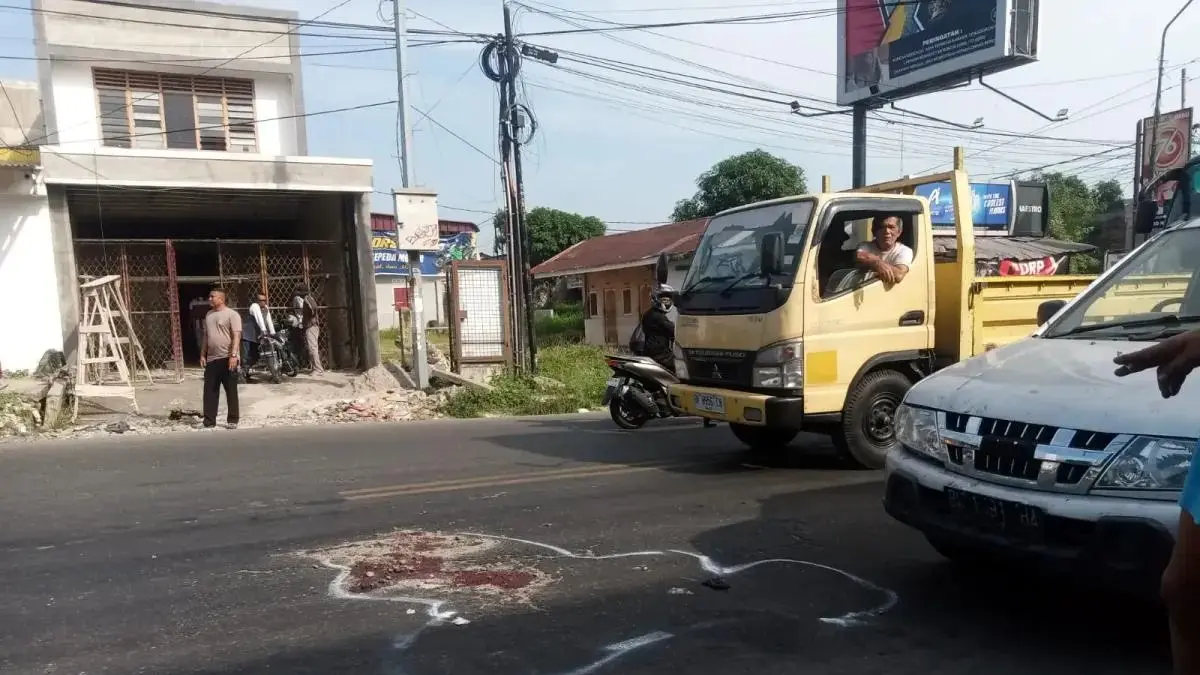 Petugas kepolisian melakukan olah tempat kejadian perkara kecelakaan yang menewaskan anggota Denpom I/1 Pematangsiantar di Simpang Rambung Merah, Kota Pematangsiantar.