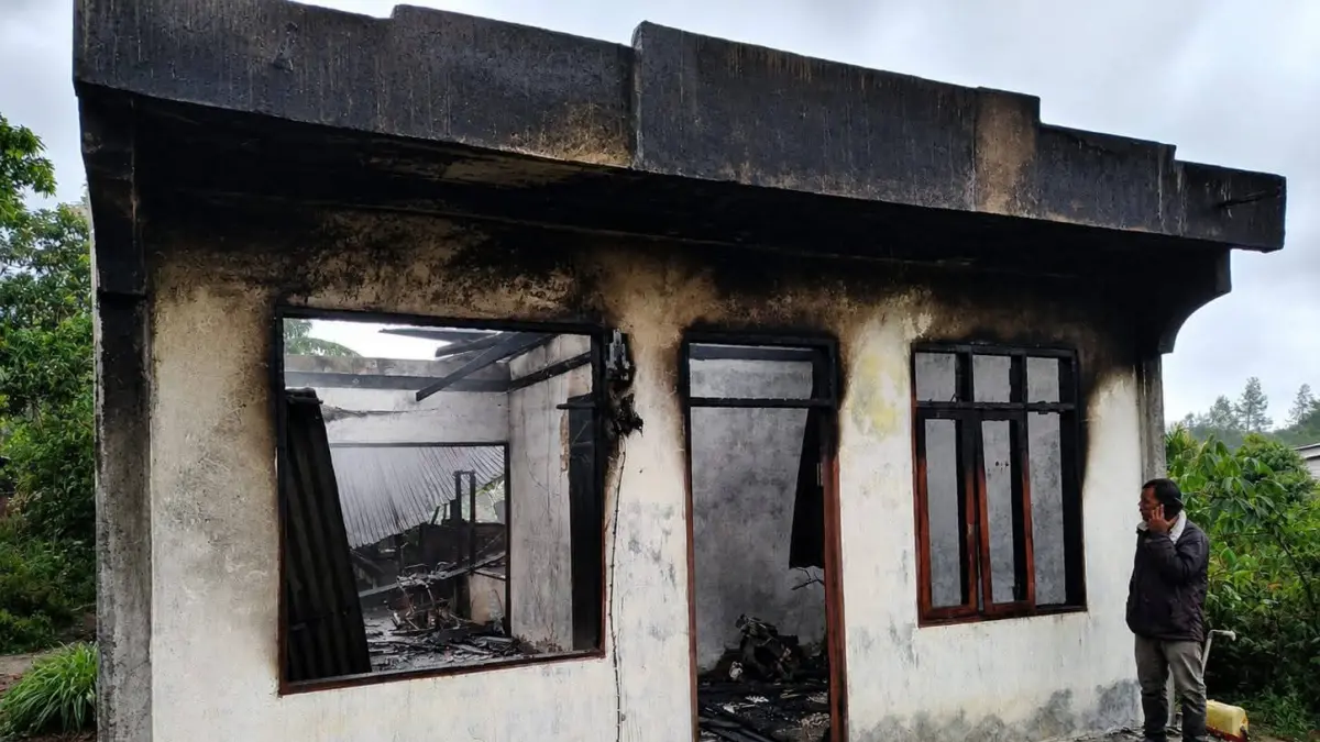 Sebuah rumah milik Dimpu Purba di Lumban Gorat, Desa Purba Dolok, Kecamatan Doloksanggul, Kabupaten Humbang Hasundutan, hangus terbakar pada Rabu (6/5/2026). Dua unit sepeda motor turut ludes dalam peristiwa tersebut.