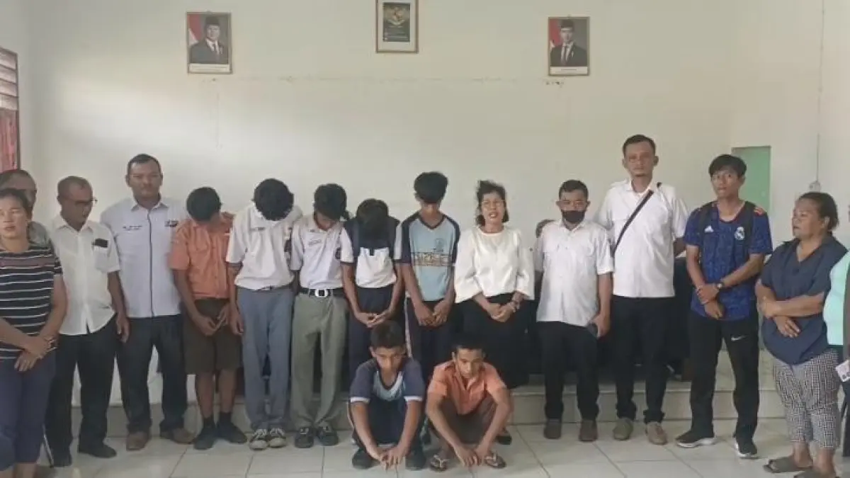 Sejumlah pelajar terjaring Razia Kasih Sayang yang digelar Polsek Tanah Jawa di sejumlah warnet dan kafe saat jam belajar sekolah.