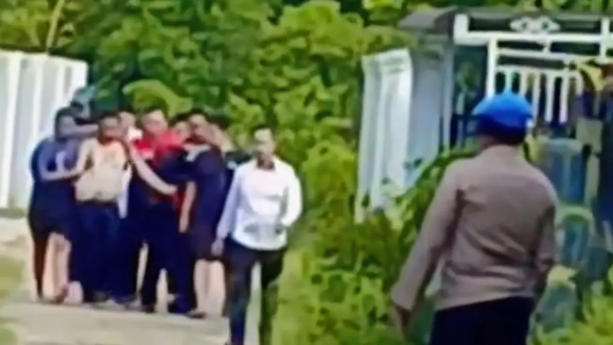 Tangkapan layar video yang diduga memperlihatkan proses penjemputan oknum personel Polres Tapteng berinisial JEB dari rumahnya di Batu Harimau, Kecamatan Pandan.