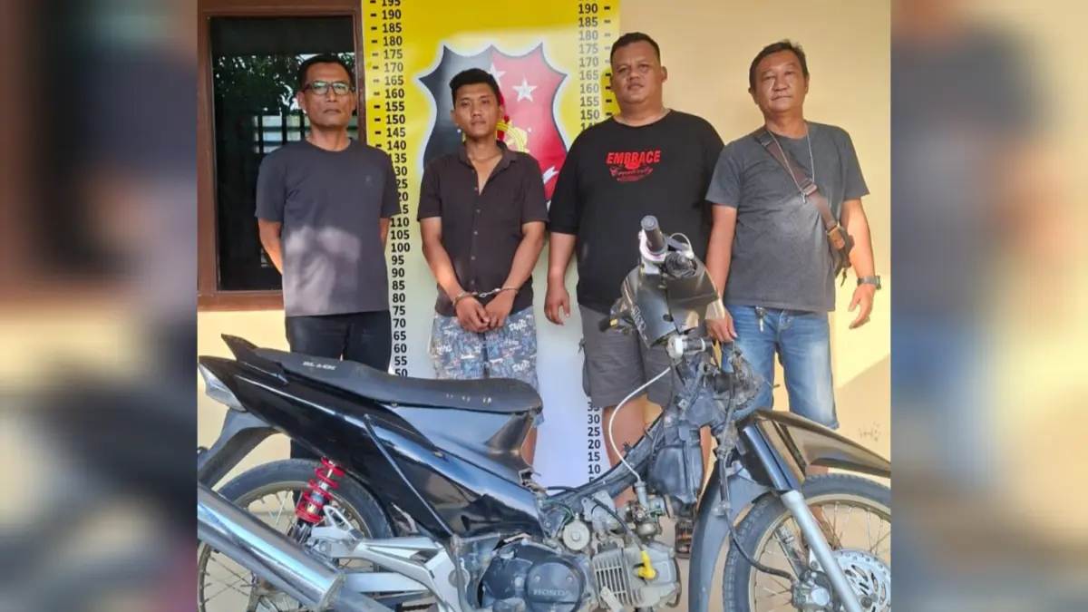 Terduga pelaku curanmor, Joko Purnomo, diamankan personel polisi usai ditangkap terkait pencurian sepeda motor di Bandar Huluan, Kabupaten Simalungun.