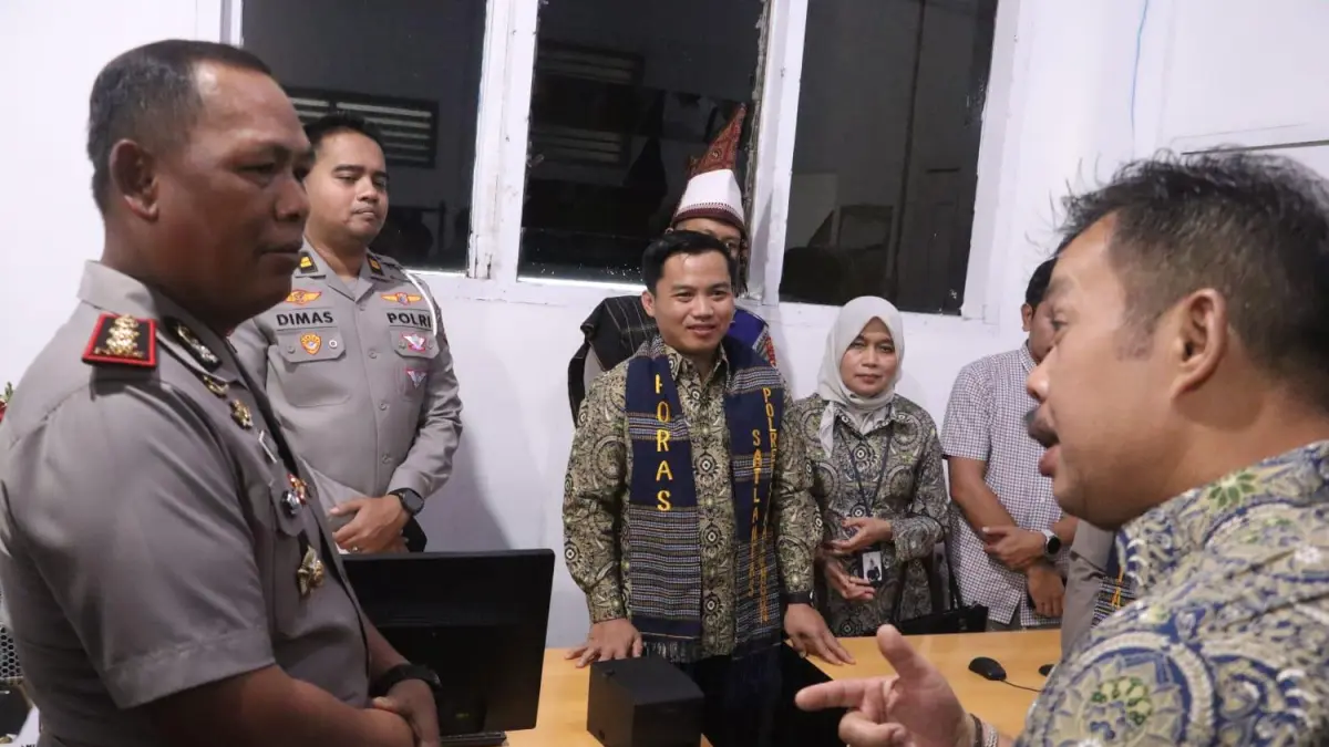 Tim Korlantas Polri dan BPJS Kesehatan melakukan uji coba integrasi layanan SIM dengan sistem JKN di Polres Simalungun, Rabu (6/5).