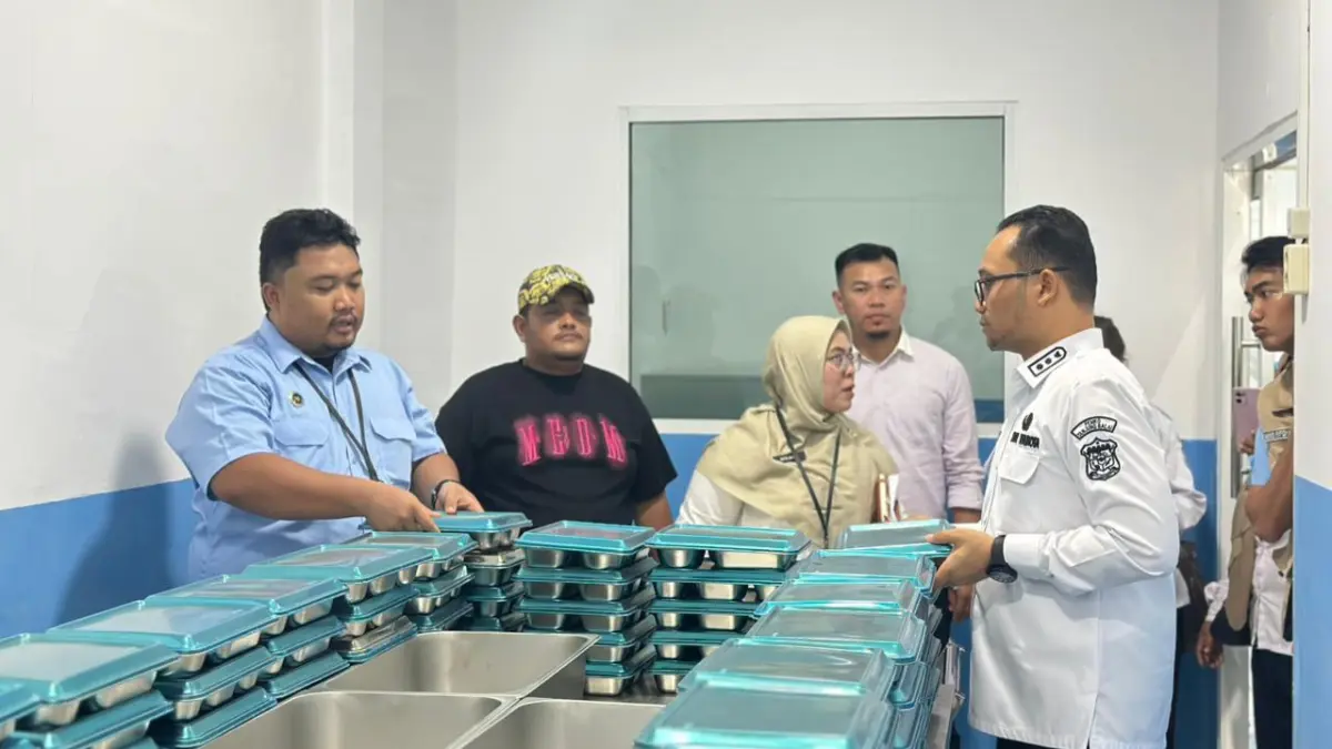 Wakil Wali Kota Tanjungbalai Muhammad Fadly Abdina saat meninjau fasilitas dapur Sentra Penyedia Pangan Gizi (SPPG) di Kota Tanjungbalai.