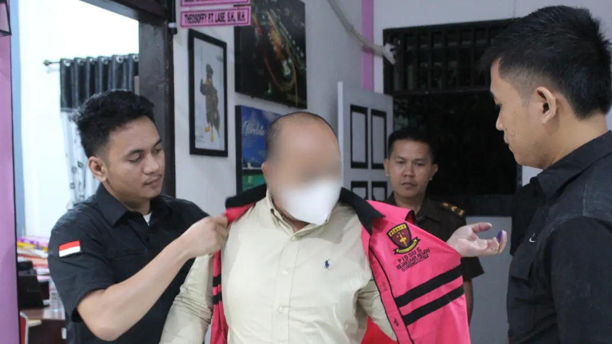Lister Boy Lase, ditahan pihak Kejaksaan Negeri Gunungsitoli, Kamis (07/05/26).