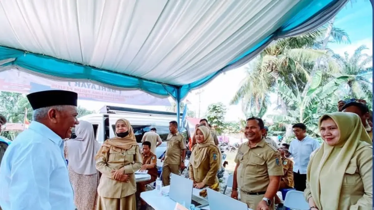 Pj. Sekretaris Daerah Batu Bara saat program Berlayar di Desa Gambus Laut, Kecamatan Lima Puluh Pesisir.