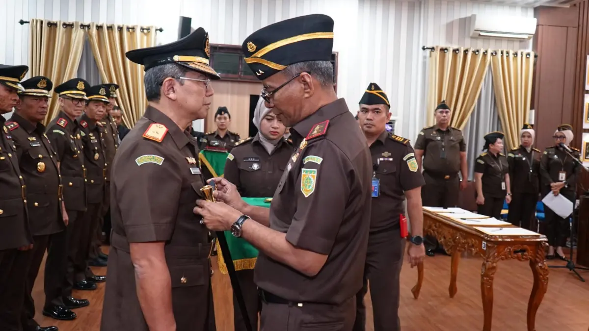 Kepala Kejati Sumut Muhibuddin SH MH melantik Wakajati, Aspidum, dan tujuh Kajari baru di Aula Cipta Kerta Kejati Sumut, Medan, Selasa (5/5/2026). Salah satu pejabat yang dilantik yakni Edmon Novvery Purba SH MH sebagai Kajari Karo menggantikan Danke Rajagukguk.