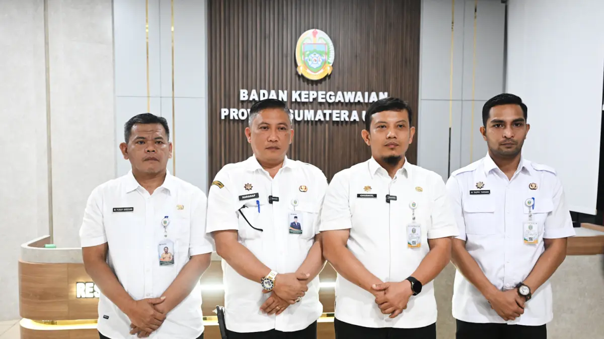 Plt Kepala Badan Kepegawaian Pemprov Sumut, Chusnul Fanany Sitorus bersama Kepala Dinas Kominfo Sumut, Erwin Hotmansah Harahap memberikan keterangan terkait informasi formasi CPNS 2026 di Kantor Bapeg Sumut, Jalan Tengku Daud, Medan, Rabu (6/5/2026). Foto: Diskominfo Sumut/Fahmi Aulia.