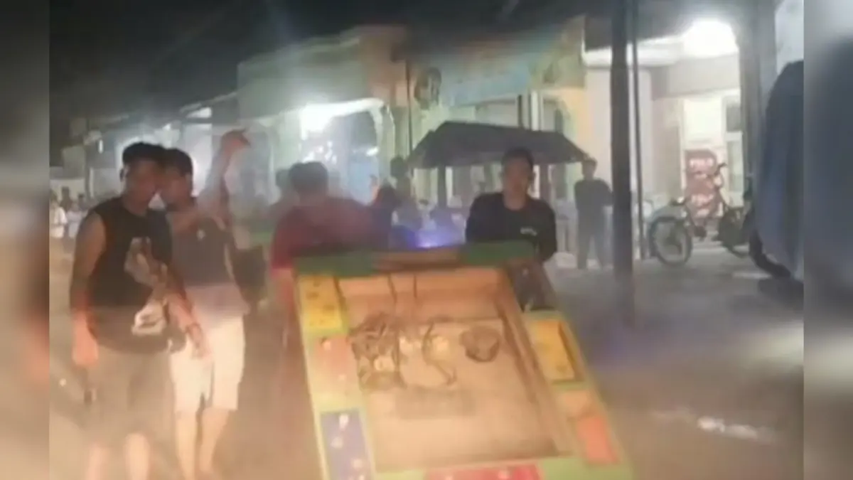 Kapolsek Mardinding bersama personel Koramil 09/LB, Kepala Desa Laubaleng, dan warga saat meninjau sekaligus membongkar lokasi yang diduga digunakan sebagai tempat perjudian mesin ikan-ikan di Desa Laubaleng, Kabupaten Karo, Kamis (7/5/2026).