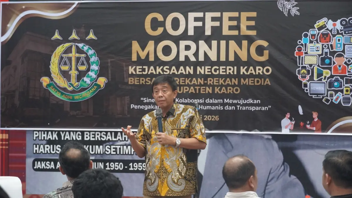 Kepala Kejaksaan Negeri Karo Edmond N Purba foto bersama insan pers usai coffee morning bertema sinergi penegakan hukum humanis dan transparan di Karo, Jumat (8/5/2026).