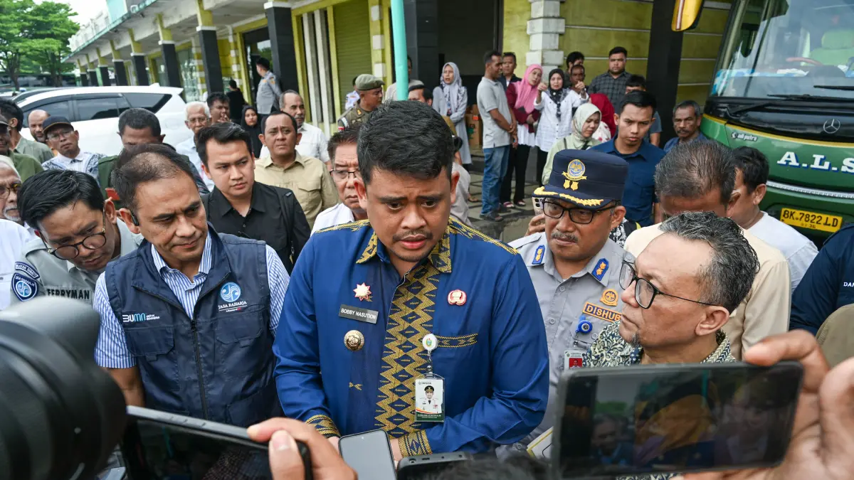 Bobby Nasution mengunjungi pool PT Antar Lintas Sumatera di Jalan Sisingamangaraja, Medan, Kamis (7/5/2026), untuk berdialog dengan pihak perusahaan dan keluarga korban pasca kecelakaan bus ALS di Musi Rawas Utara, Sumatera Selatan. Foto: Diskominfo Sumut/Imam Syahputra.