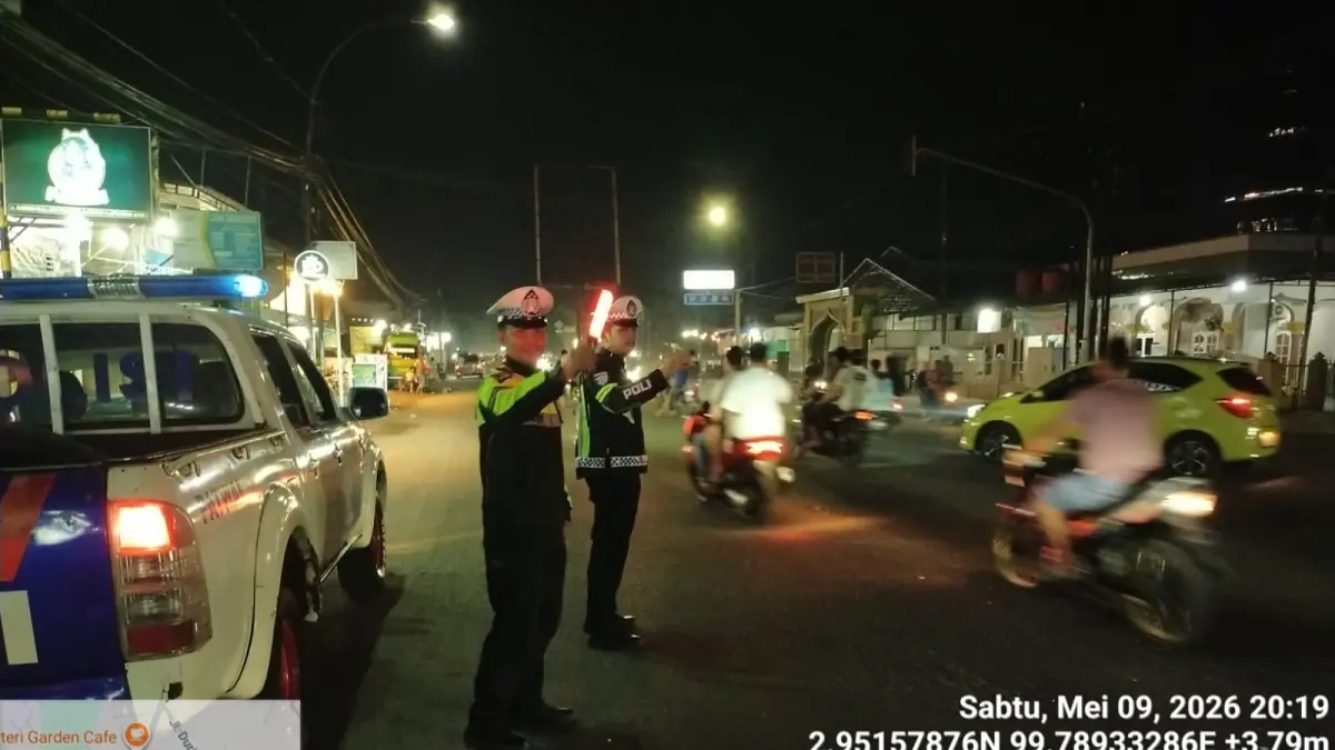 Personel Sat Lantas Polres Tanjungbalai melaksanakan Blue Light Patrol di sejumlah titik rawan pada malam Minggu untuk mengantisipasi balap liar dan kriminalitas jalanan.