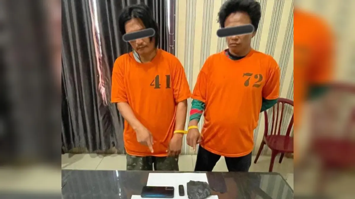 Petugas Satresnarkoba Polres Karo mengamankan dua tersangka beserta barang bukti ratusan pil ekstasi dan sabu hasil pengungkapan kasus narkotika di Berastagi.