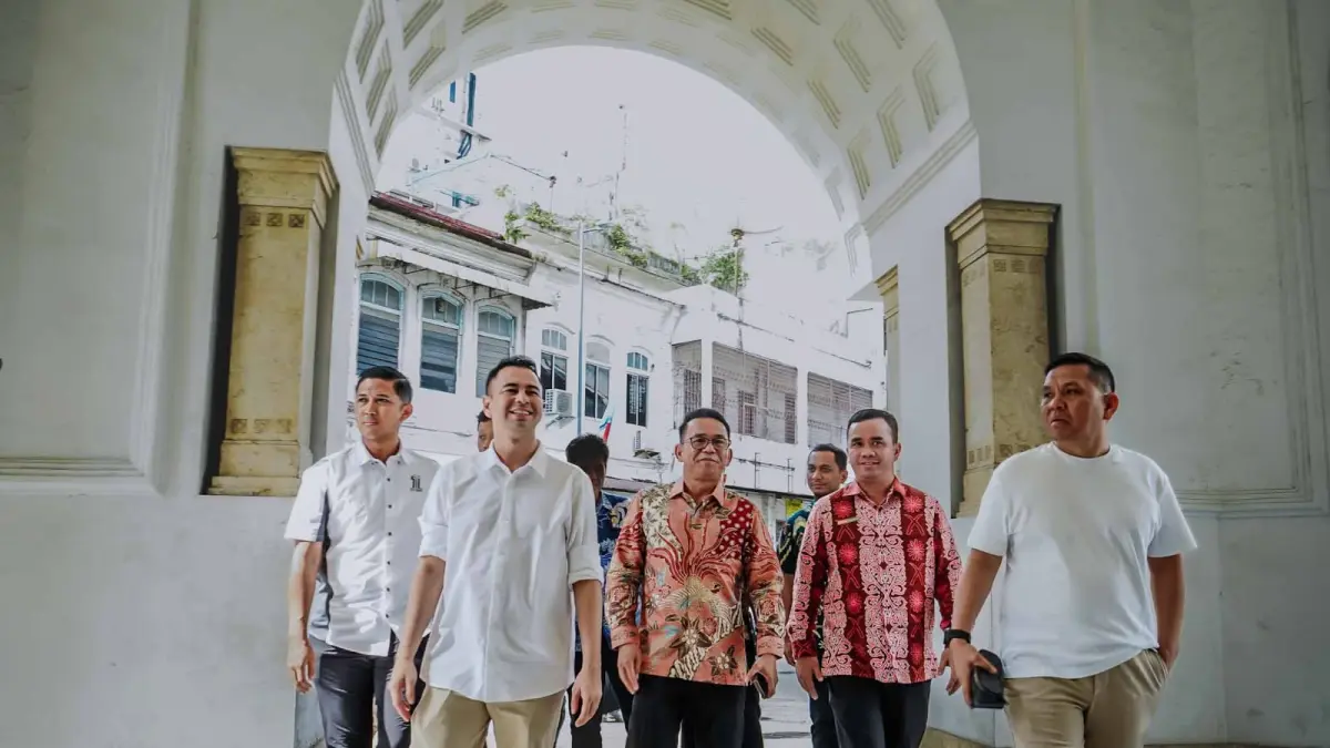 Utusan Khusus Presiden Bidang Pembinaan Generasi Muda dan Pekerja Seni, Raffi Ahmad, bersama Wakil Wali Kota Medan Zakiyuddin Harahap mengunjungi Gedung Warenhuis di kawasan Kota Lama Kesawan, Medan.