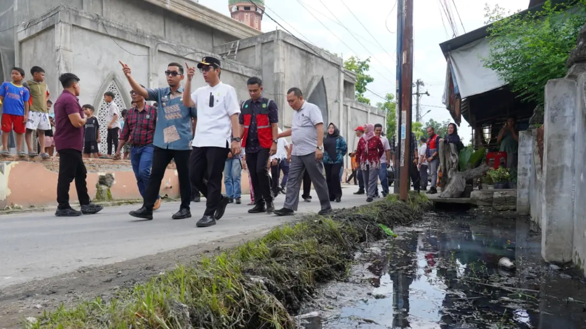 Wali Kota Medan, Rico Tri Putra Bayu Waas meninjau titik rawan banjir di Jalan Mangaan I dan Jalan Bahagia, Kelurahan Mabar, Kecamatan Medan Deli, Jumat (8/5/2026), sekaligus menginstruksikan normalisasi drainase untuk mengatasi genangan air.