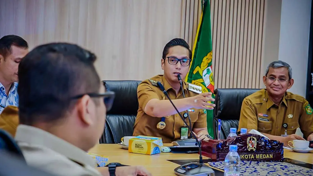 Wali Kota Medan Rico Waas memimpin rapat percepatan pembangunan BRT Mebidang bersama Kemenhub dan World Bank di Balai Kota Medan, Selasa (5/5/2026).