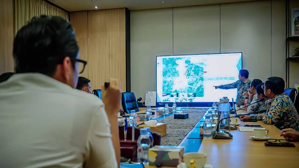 Wali Kota Medan Rico Waas memimpin rapat percepatan pembebasan lahan Sei Kera Hilir bersama BBWS Sumatera II dan PT KIM, Rabu (6/5/2026).