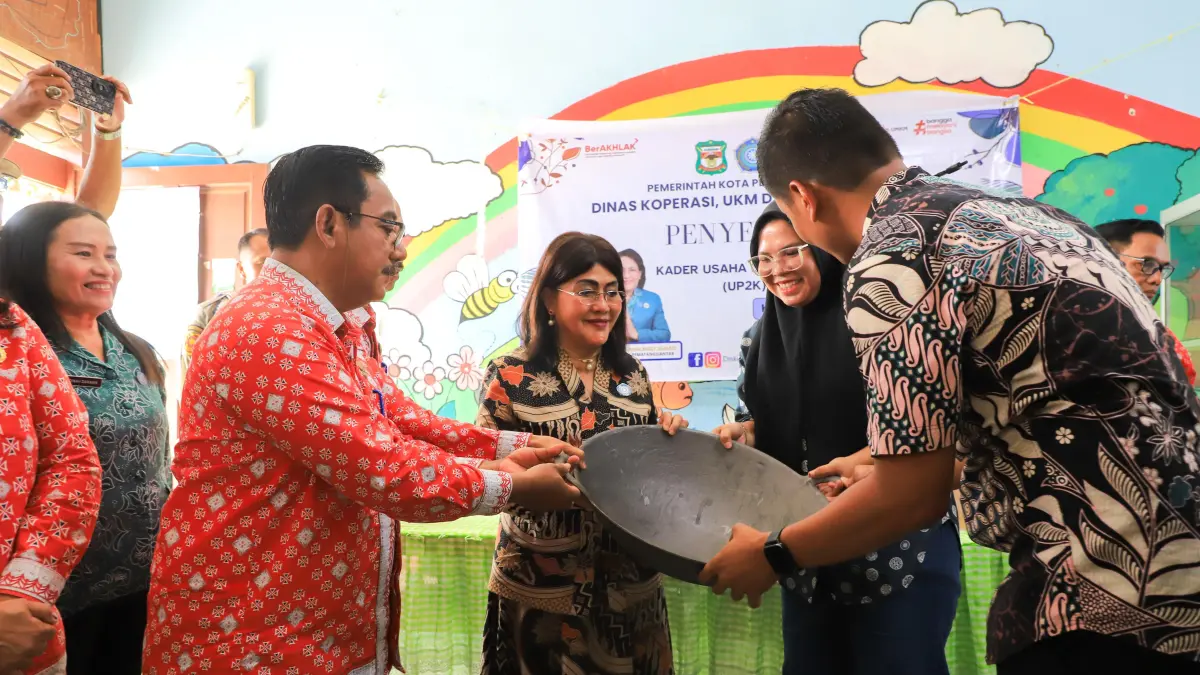 Ketua TP PKK Kota Pematangsiantar Liswati Wesly Silalahi menyerahkan bantuan peralatan usaha kepada pelaku UMKM di Kelurahan Tomuan.
