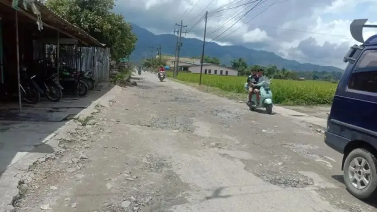 Kondisi jalan rusak di ruas Porsea-Parmaksian, Kabupaten Toba, yang ditimbun sementara menggunakan tanah untuk mengurangi risiko kecelakaan.