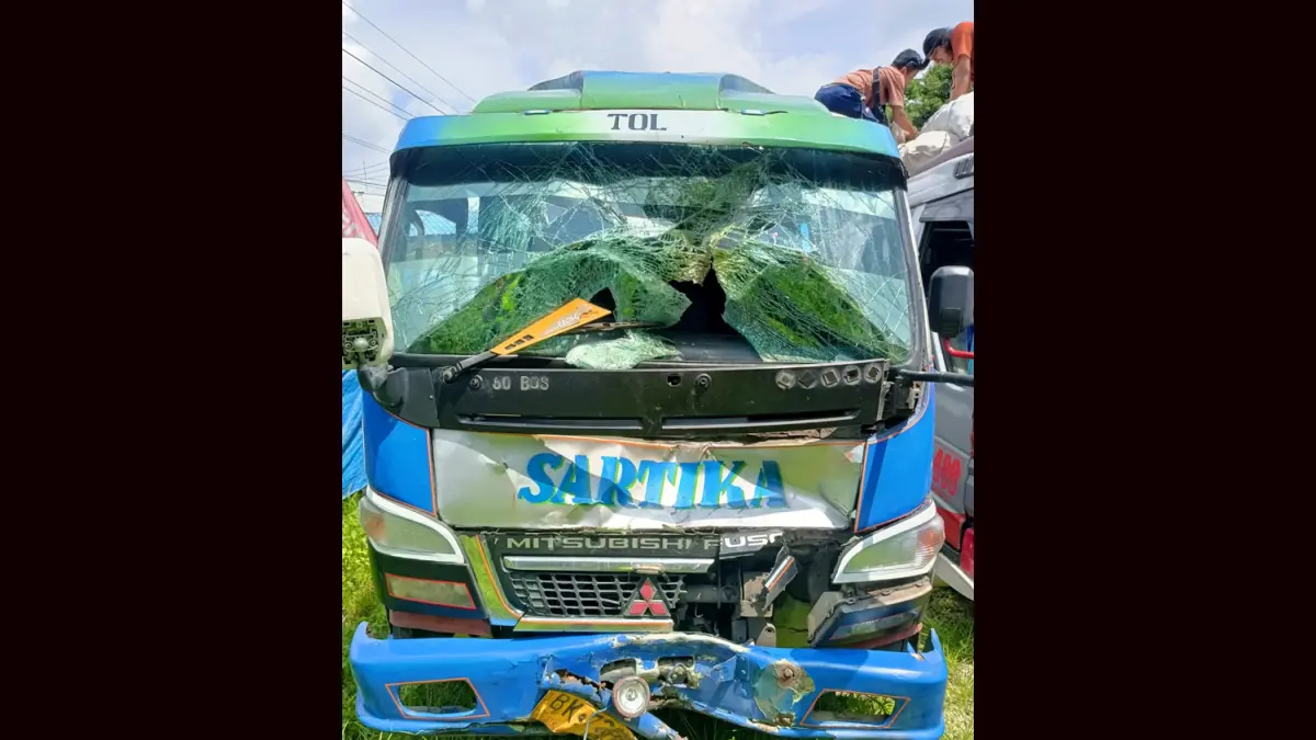 Petugas mengevakuasi kendaraan yang terlibat kecelakaan antara Honda Beat dan mobil penumpang CV Sartika Group di Jalinsum Asahan.