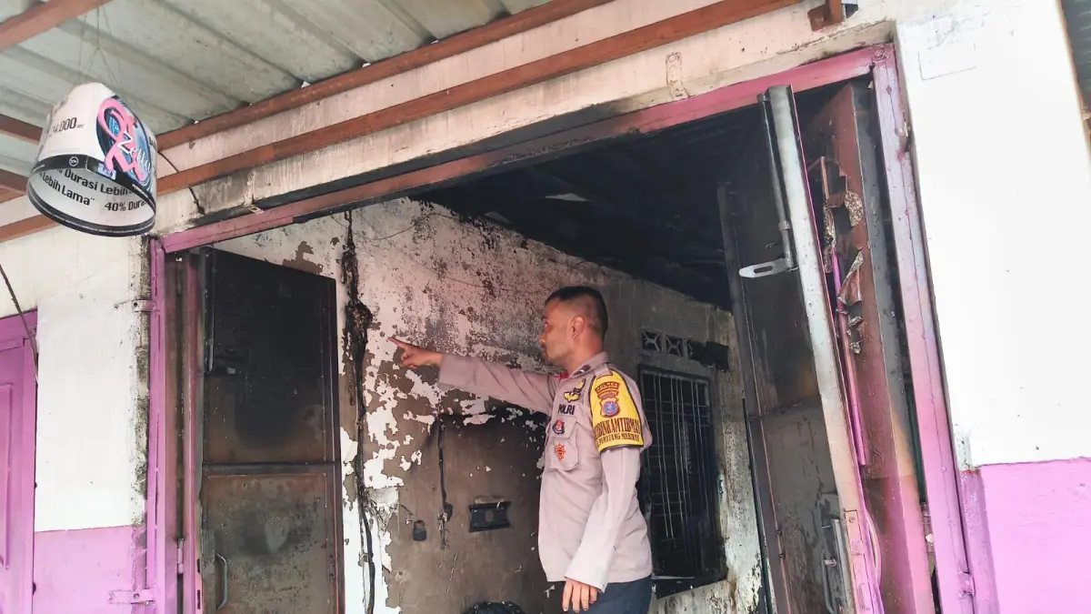 Petugas pemadam kebakaran memadamkan api yang membakar eks warung PlayStation di Jalan Melanthon Siregar, Pematangsiantar.