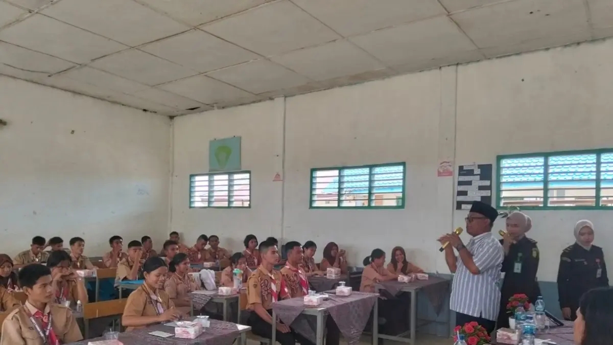 Tim Kejaksaan Negeri Sibolga memberikan penerangan hukum kepada siswa SMK Negeri 1 Lumut melalui program Jaksa Masuk Sekolah.