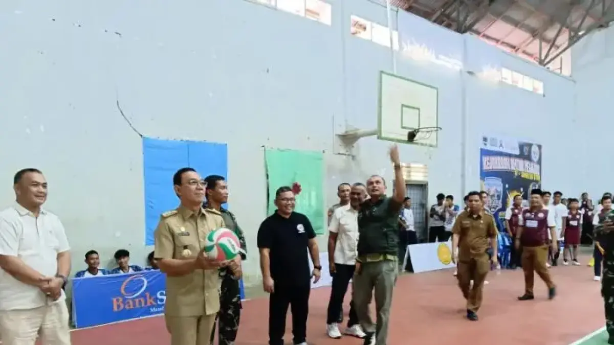 Bupati Tapanuli Selatan Gus Irawan Pasaribu melakukan servis pertama pada pembukaan Kejurda Voli Antar Pelajar Raja Inal Cup III di Sipirok.