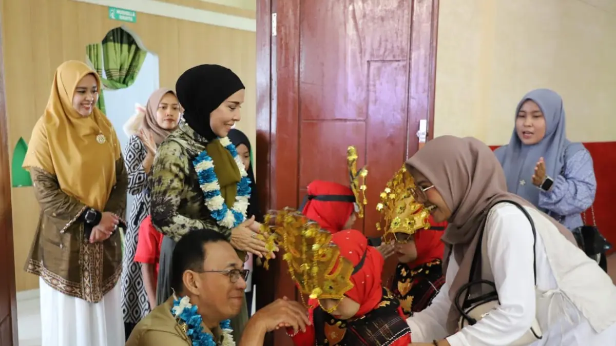 Bupati Tapanuli Selatan Gus Irawan Pasaribu menyapa anak-anak PAUD saat membuka sosialisasi peningkatan mutu dan akreditasi PAUD di Tapsel.