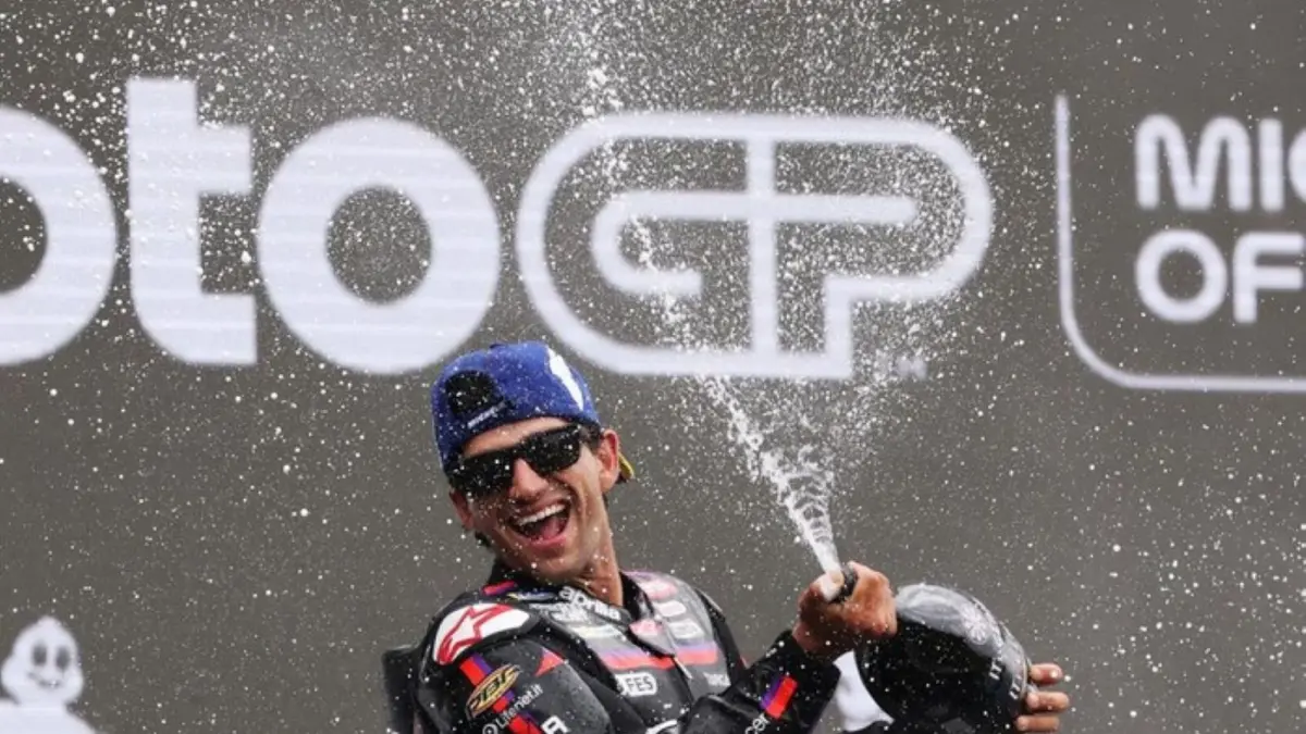 Jorge Martin merayakan kemenangan di MotoGP Prancis 2026, Sirkuit Le Mans, Minggu (10/5/2026). Triumph ini mengakhiri puasa kemenangan Martin selama lebih dari 1,5 tahun sejak terakhir menang di MotoGP Indonesia, Oktober 2024. (Foto: Getty Images)