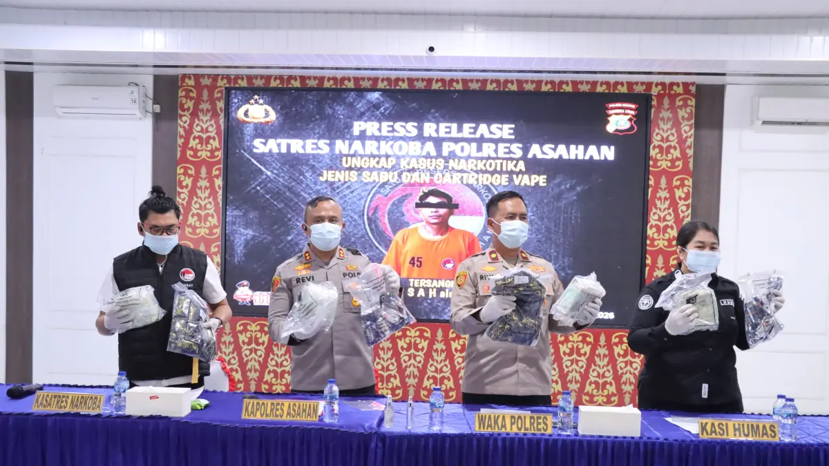 Kapolres Asahan AKBP Revi Nurvelani menunjukkan barang bukti dalam keterangan persnya, Selasa (12/5/2026)