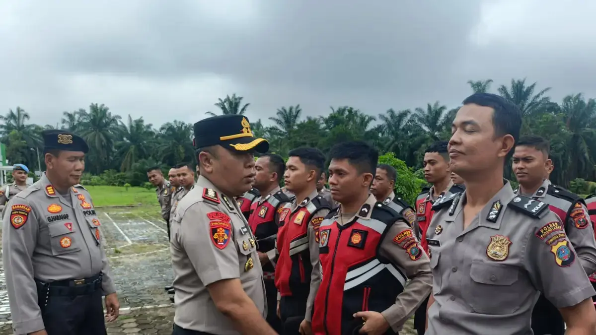 Kapolres Padang Lawas AKBP Dodik Yuliyanto memeriksa langsung penampilan dan kerapian personel usai apel pagi di Mapolres Palas.