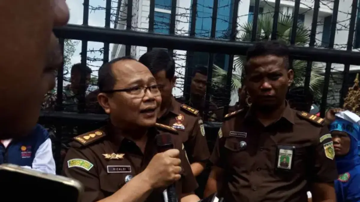 Kasi Penkum Kejati Sumut Rizaldi memberikan keterangan terkait pemeriksaan oknum jaksa Kejari Labusel yang diduga menodong satpam menggunakan pistol di Medan. 