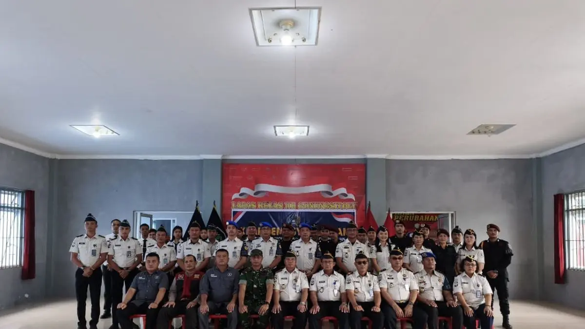 Kepala Lapas Kelas IIB Gunungsitoli Sahat Bangun, dan pejabat struktural dan seluruh jajaran pegawai bersama BNN, TNI dan Polri melakukan kegiatan bersih HALINAR di Lapas Kelas IIB Gunungsitoli.