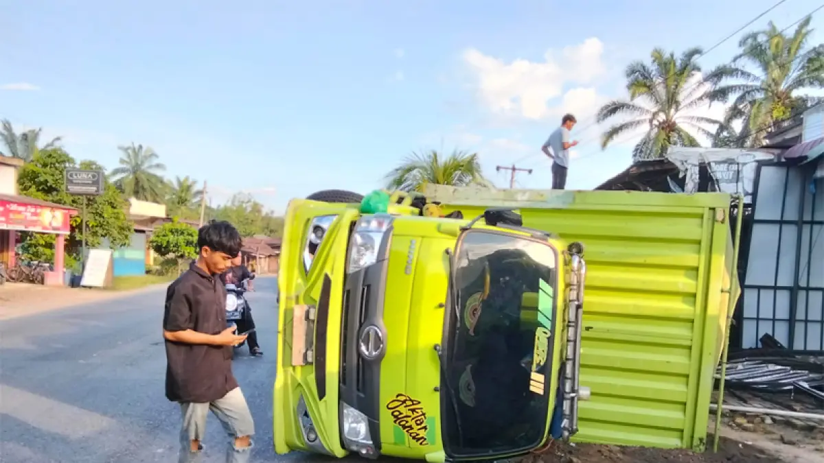 Kondisi truk sebelum dievakuasi.