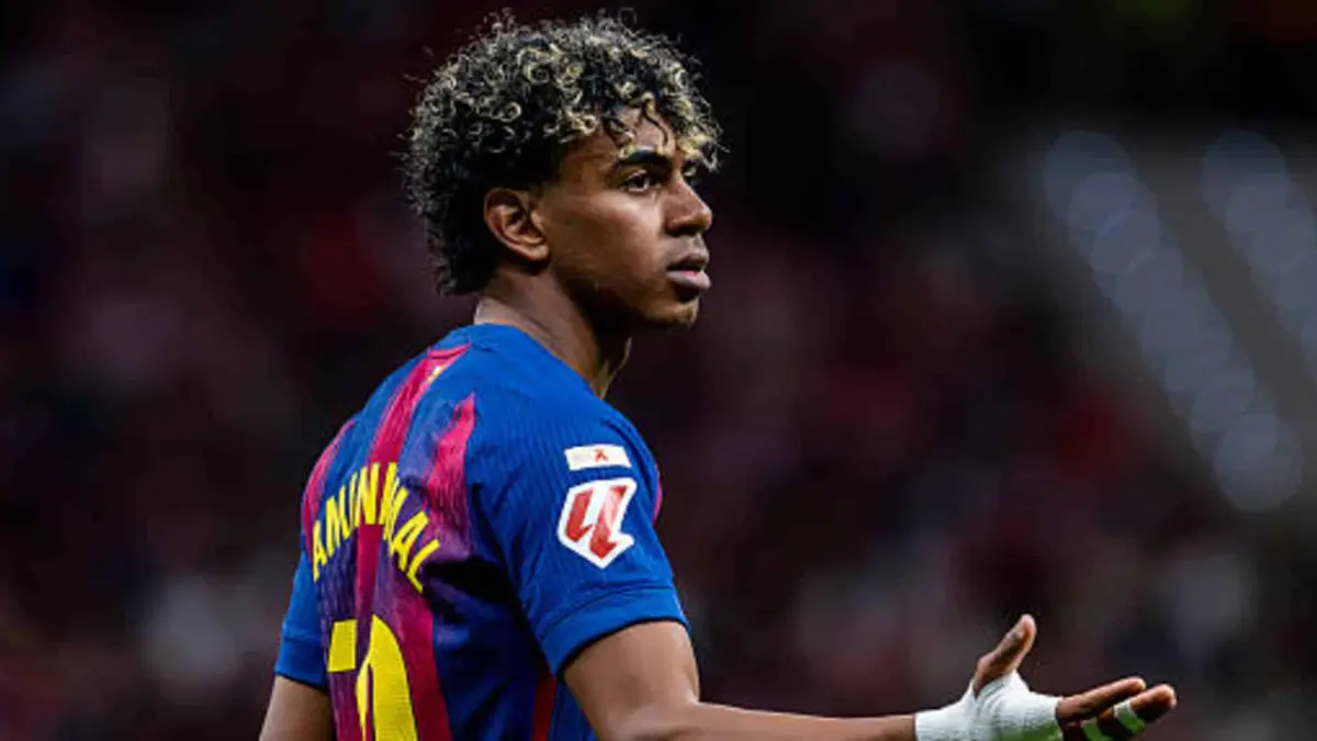 Lamine Yamal merayakan keberhasilan Barcelona menjuarai Liga Spanyol 2025/2026 usai mengalahkan Real Madrid di El Clasico. (Photo by Alberto Gardin/NurPhoto via Getty Images)