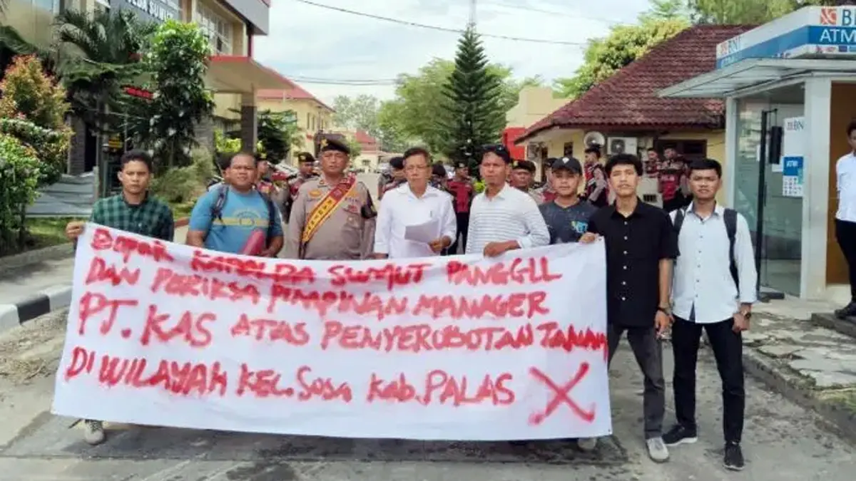 Mahasiswa Gempur Padang Lawas menggelar aksi unjuk rasa di depan Mapolda Sumut, Medan, menuntut pemeriksaan PT KAS Sosa terkait dugaan penyerobotan lahan.