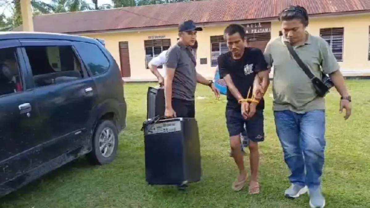 Pelaku pembobolan Gereja Masehi Advent Hari Ketujuh di Tanah Jawa, Simalungun, diamankan polisi bersama barang bukti hasil curian.