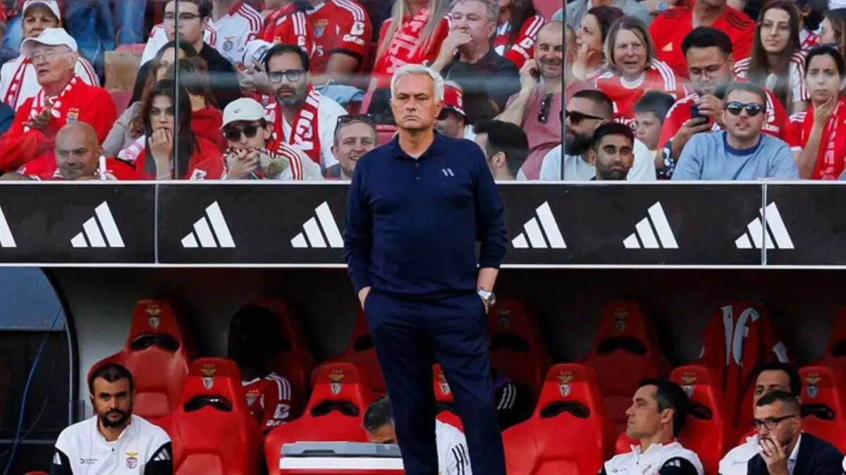 Pelatih Benfica Jose Mourinho memberi keterangan kepada media. Mourinho menegaskan belum ada kontak dari Real Madrid hingga laga terakhir Liga Portugal rampung. (Foto: Getty Images)