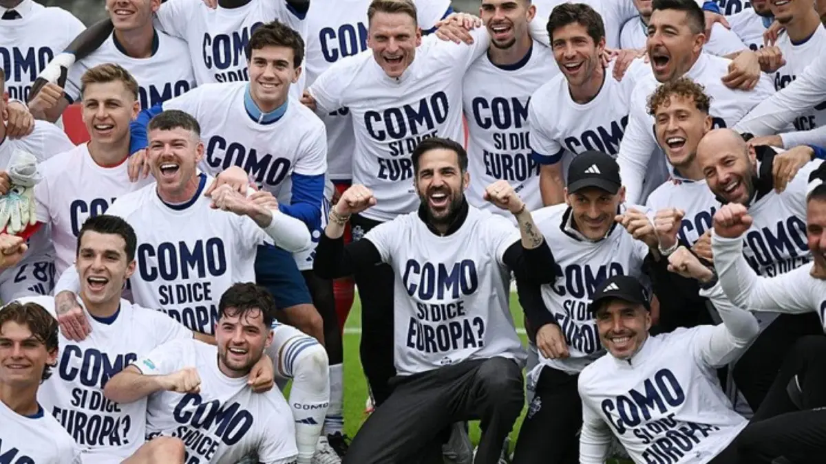 Pelatih Como, Cesc Fabregas, merayakan kemenangan timnya atas Hellas Verona dalam lanjutan Serie A Italia, Minggu (10/5/2026). 