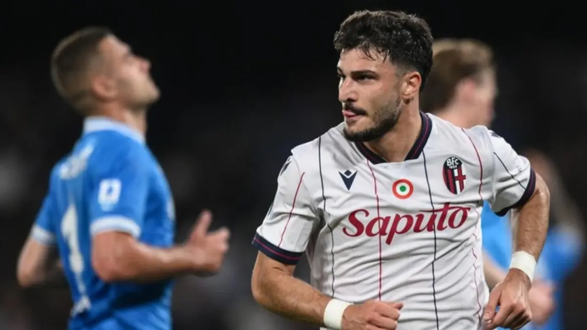 Pemain Bologna merayakan kemenangan dramatis atas Napoli dalam lanjutan Liga Italia di Stadion Diego Armando Maradona.