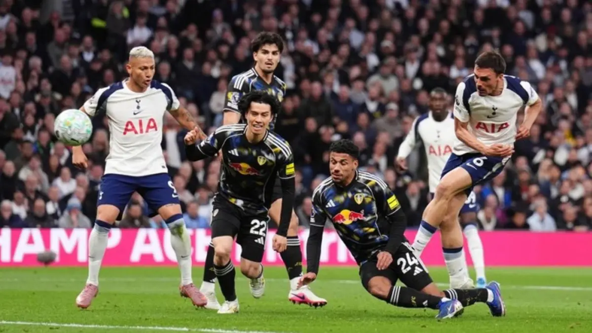 Pemain Tottenham Hotspur berebut bola dengan pemain Leeds United dalam laga Premier League 2025/2026 di Tottenham Hotspur Stadium, London.
