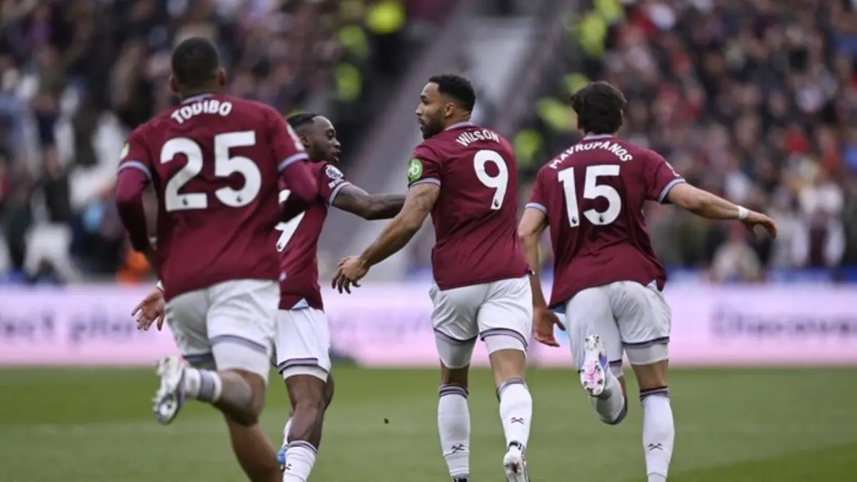 Pemain West Ham United tertunduk usai kalah 0-1 dari Arsenal pada pekan ke-36 Premier League, Minggu (10/5/2026). Kekalahan itu memastikan The Hammers terdampar di zona degradasi dengan sisa dua laga. (Foto: Getty Images)
