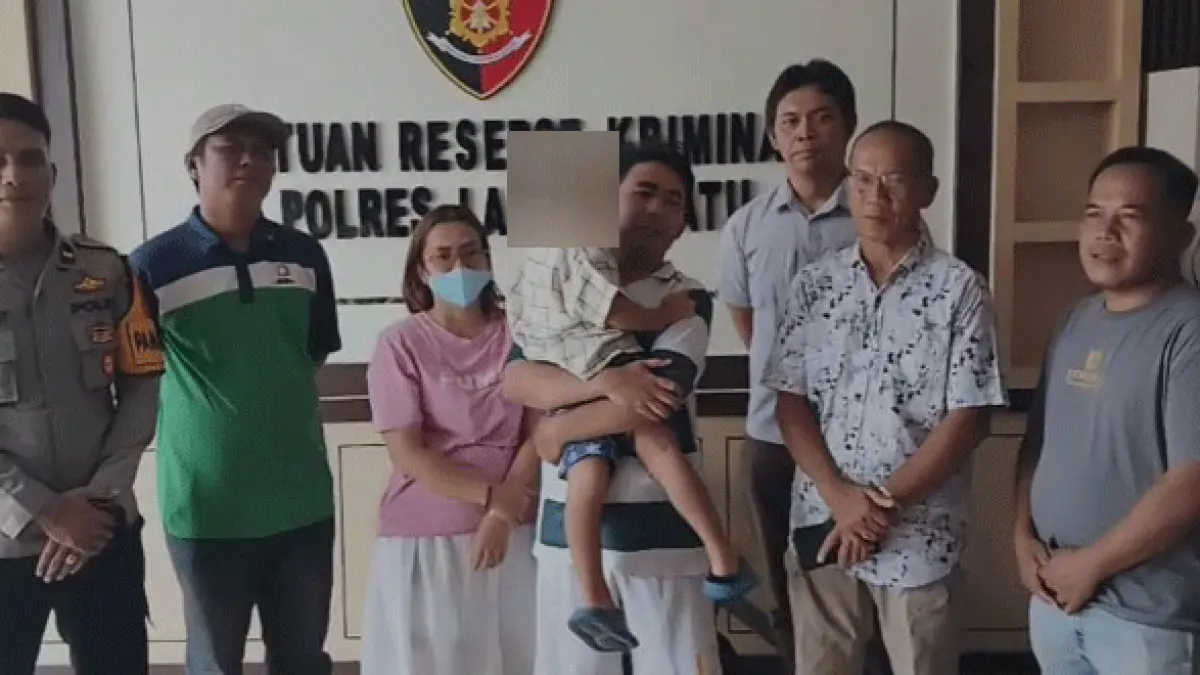 Personel Polres Labuhanbatu mempertemukan balita berinisial L dengan kedua orangtuanya setelah ditemukan tersesat di wilayah Rantau Selatan.