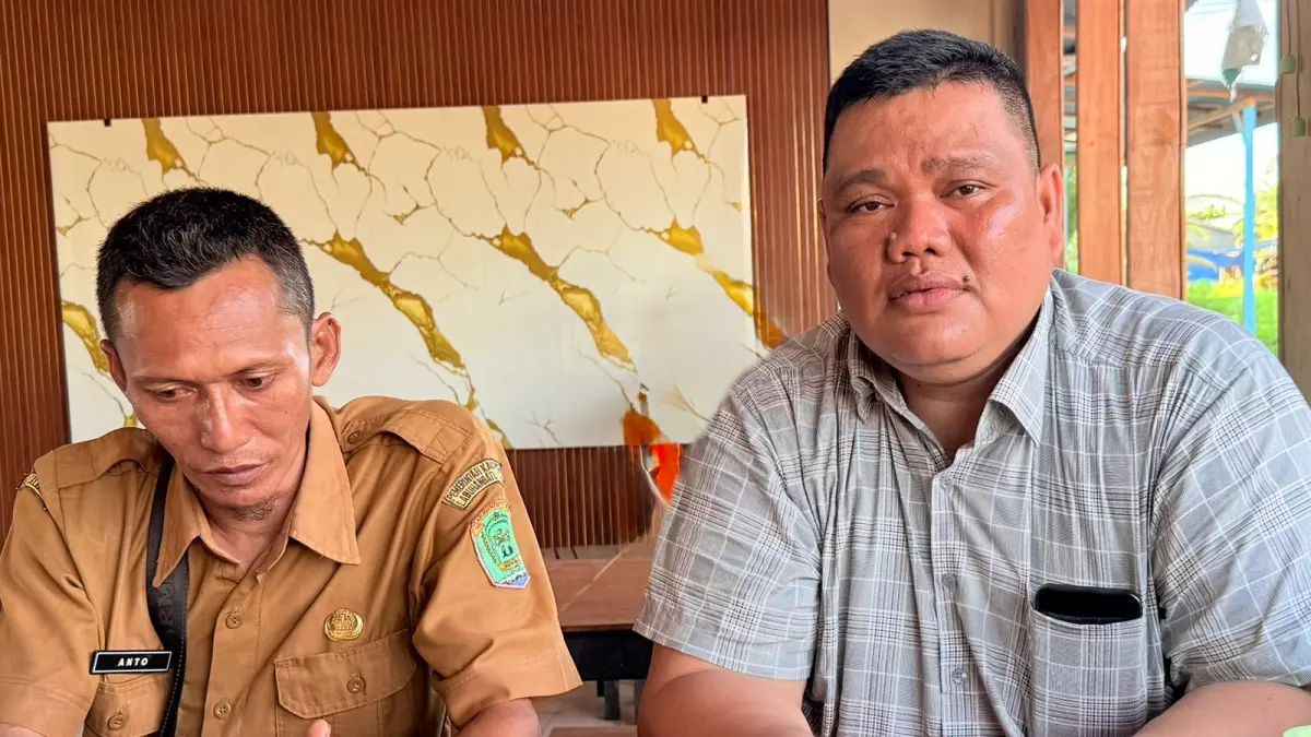  Pj Kepala Desa Pangkalan Lunang Sujianto bersama kuasa hukumnya, Safrin.
 