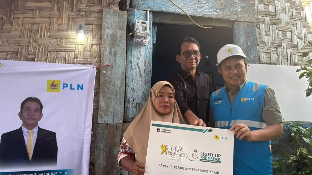 PLN UP3 Pematangsiantar bersama PLN UID Sumut menyalakan listrik gratis melalui program Light Up The Dream serta menyalurkan bantuan sembako kepada warga prasejahtera.