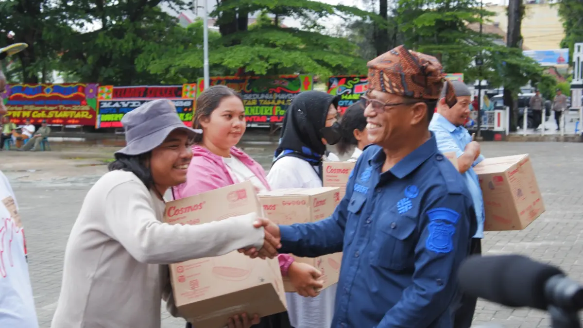 PT TASPEN (Persero) Cabang Pematangsiantar menyerahkan paket doorprize dalam kegiatan peringatan Hari Buruh Internasional (May Day) 2026 yang digelar Dinas Ketenagakerjaan Kota Pematangsiantar.