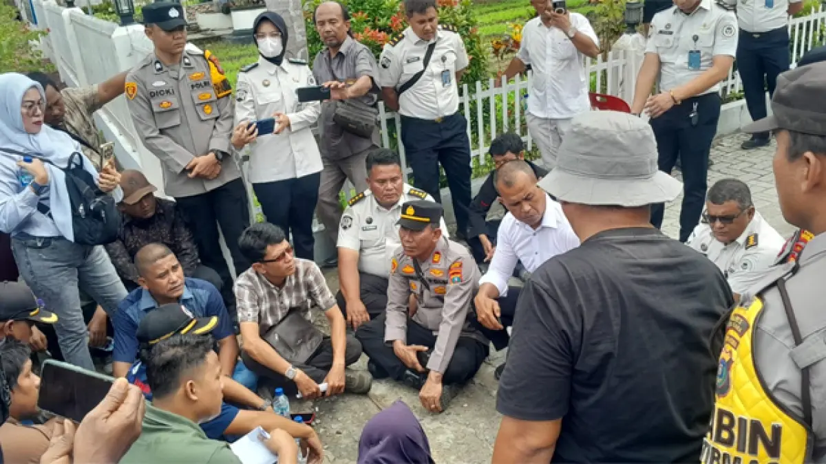 Puluhan jurnalis lintas platform, cetak hingga digital, tumpah ke jalan menggelar aksi solidaritas di depan Lembaga Pemasyarakatan (Lapas) Kelas IIA Labuhan Ruku.