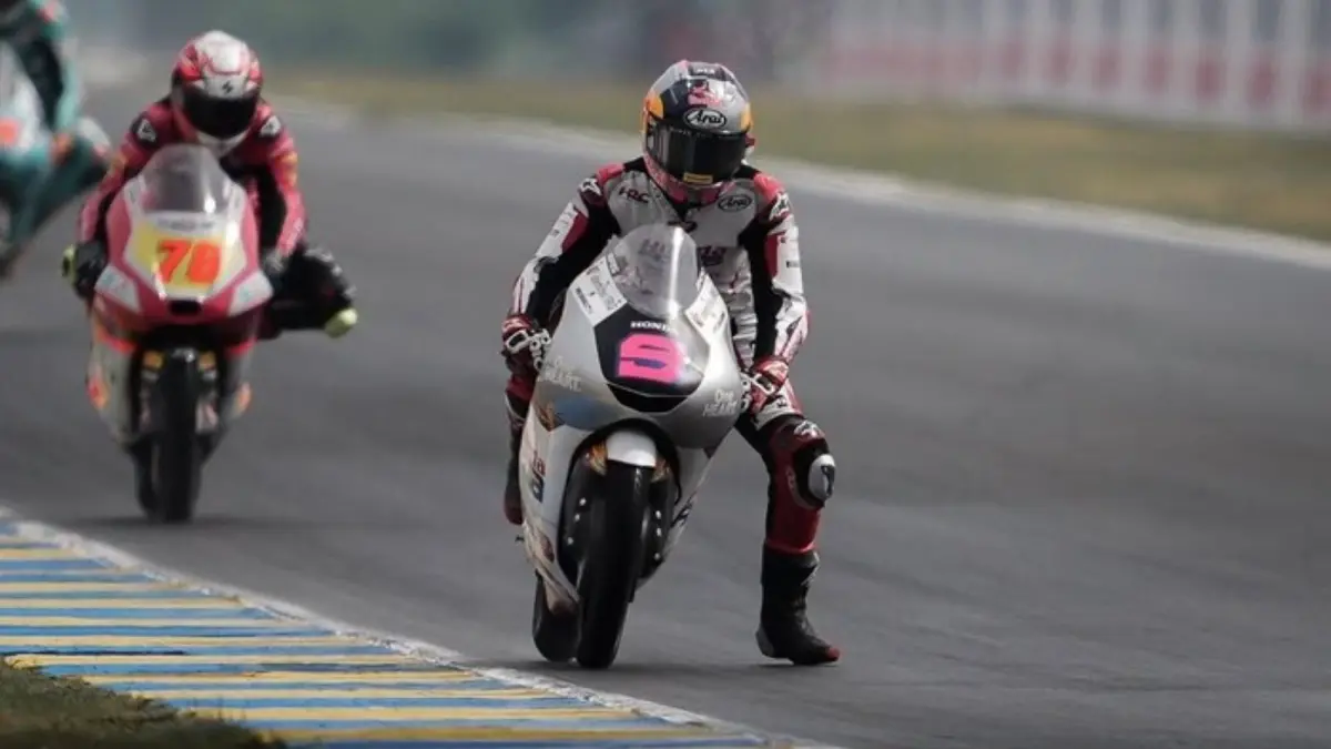 Rider Honda Team Asia, Veda Ega Pratama, memacu motornya di Sirkuit Le Mans dalam balapan Moto3 GP Prancis 2026, Minggu (10/5/2026). Pembalap 17 tahun asal Gunungkidul itu finish keempat setelah bangkit dari posisi ke-14 di trek basah. (Foto: Getty Images)